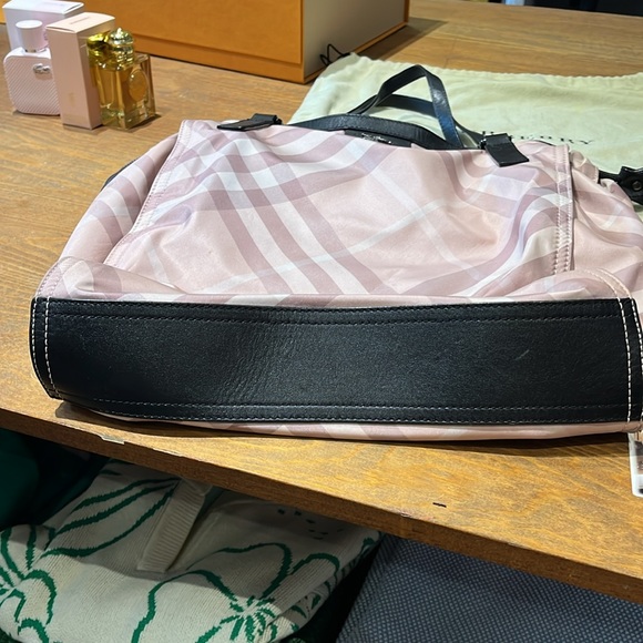 Burberry Bag. Good condition. See photos Littles stains. - Picture 4 of 9